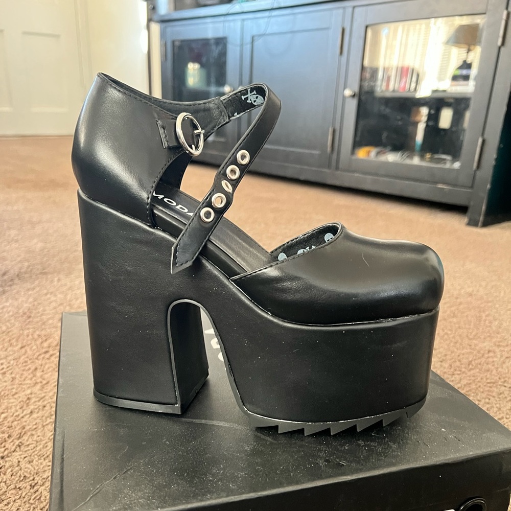 Platform Mary Jane pumps